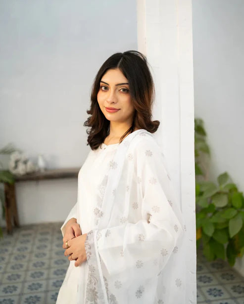 White kurta Zauk